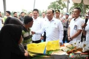 Polri Distribusikan 6 Ton   Beras Menggelar Gerakan Pasar Murah  di Madiun, Sinergi dengan Bulog Tekan Inflasi