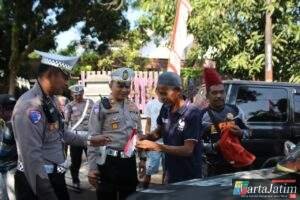 Polisi Gelorakan Semangat  Ratusan Bendera Merah Putih Dibagikan untuk Pengemudi di Bondowoso