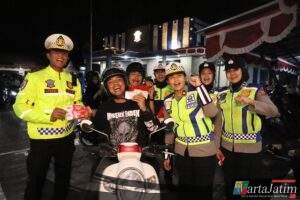 Jelang HUT RI Ke-80, Satlantas Polres Kediri Kota Bagikan 1745 Bendera Merah Putih
