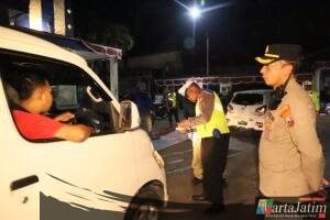 Gelorakan Semangat Nasionalisme, Polres Kediri Kota Bagikan Bendera Merah Putih kepada Pengendara