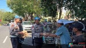 Polisi Peduli : Patroli Dialogis Polresta Banyuwangi Sambil Berbagi Nasi Untuk Abang Becak