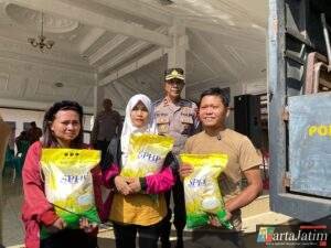Gelar Bazar, Polres Blitar Dukung Gerakan Pangan Murah, Salurkan Beras SPHP untuk Masyarakat