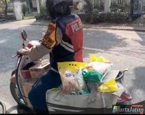 Polsek Krian Jemput Bola, Antar Beras ke Warga yang Membutuhkan