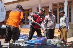 Polsi Peduli : Polres Probolinggo Gandeng BPBD Distribusikan Air Bersih untuk Warga Tiris