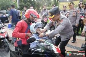 Semarak Merah Putih Sambut HUT RI ke-80 Polisi Berbagi 3.600 Bendera dan 83 Helm di Surabaya