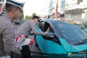 Tebar Semangat Merah Putih Kapolres Jember Turun Jalan Berbagi Bendera dan Cokelat Bagi Pengendara