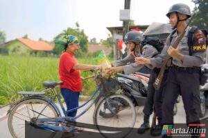 Tanamkan Nasionalisme 247 Siswa SPN Polda Jatim Gelar Ekspedisi Darat, Bagikan 800 Bendera dan Bansos
