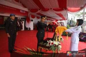 Khidmat, Kapolres Kediri Pimpin Upacara Penurunan Bendera HUT RI ke-80