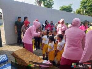 Pengurus Yayasan Kemala Bhayangkari Cabang Nganjuk Gelar Pemberian Vitamin A untuk Siswa TK Kemala Bhayangkari 50.