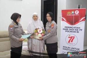 Polwan Polres Kediri Kota Gelar Anjangsana ke Personel yang Sakit dalam Rangka Hari Jadi ke-77