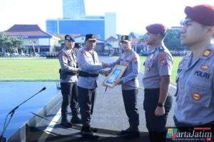 Kapolda Jatim Beri Penghargaan 73 Personel Berprestasi 4 Diantaranya Terima KPLB