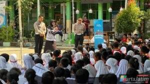“Polantas Menyapa” Upaya Humanis Satlantas Polres Kediri Edukasi Keselamatan Lalu Lintas Siswa SDN Sukorejo 1