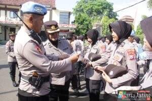 Propam Polres Kediri Kota Tegakkan Disiplin Personil Polwan dalam Apel Peringatan Hari Jadi Polwan ke-77, “Polri untuk Masyarakat”