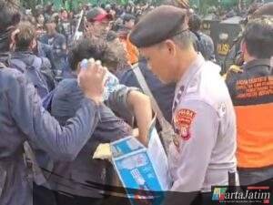 Polisi Bagikan Air Mineral kepada Massa Demo di Senayan