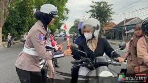 Aksi Simpatik Polisi Wanita Polresta Banyuwangi di Hari Jadi Polwan ke -77 Gatur Lalin Sambil Berbagi Coklat