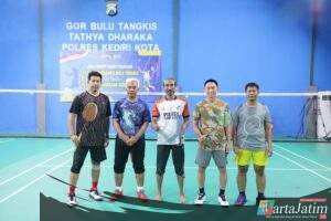 Kapolres Kediri Kota Latihan Bulu Tangkis Bersama Wakil Walikota di GOR Tathya Dharaka