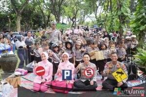 Keseruan Siswa TK Kemala Bhayangkari Belajar Rambu Lalu Lintas Bareng Kapolres Kediri Kota.