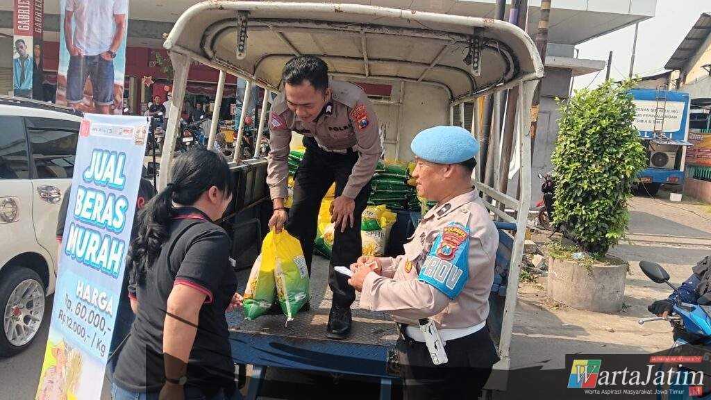Polsek Krian Gelar Bazar Beras Murah, Warga Antusias Membeli