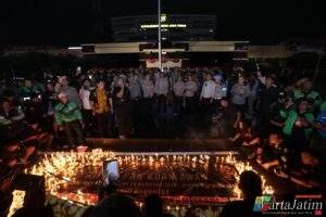 Driver Ojol Gelar Aksi Damai 1000 Lilin di Depan Mapolda Jatim