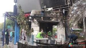 Ojol & Warga Kompak Bersihkan Pos Polisi yang Dibakar Massa di Surabaya