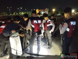 Sat Samapta Polres Kediri Kota Gencarkan Patroli Jalan Kaki dan Edukasi Warga, Pentingnya Jaga Peninggalan Sejarah Jembatan Lama “Brug Over Den Brantas te Kediri”