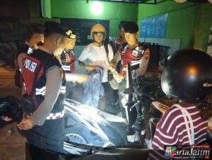 Polres Kediri Kota Berikan Edukasi Pentingnya Jaga Diri Sendiri Dan Etika Berkendara Demi Keselamatan Di Jalan Saat Malam Hari