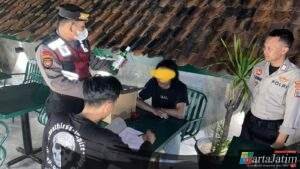 Tindak Lanjuti Aduan Masyarakat,Regu Patroli Sat Samapta Polres Kediri Kota Amankan Puluhan Botol Miras Dari Salah Satu Cafe Di Kecamatan Kota