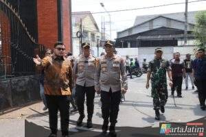 Kapolda Jatim Tinjau Titik Kerusakan di Kediri Raya, Himbau Masyarakat Turut Jaga Kamtibmas