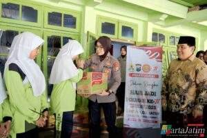 Polri Untuk Masyarakat : SPN Polda Jatim Sentuh Hati Anak Yatim di Momen Hari Jadi Polwan ke-77