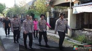 Kapolres Nganjuk Ajak Anggota Jalan Sehat 5 KM, Cara Sehat Jaga Kebugaran  Sekaligus Patroli Sapa Warga