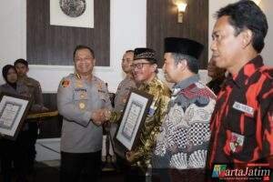 Kapolrestabes Surabaya Beri Penghargaan Kapolsek Wonokromo dan Toga Tomas atas Peran Aktif Jaga Kamtibmas