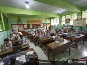 Siswa SDN Sukorejo 1 Sangat Antusias Santap Menu Program Makan Bergizi Gratis