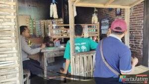 Ngopi Bareng Warga, Bhabinkamtibmas Warujayeng Berikan Wawasan Kamtibmas