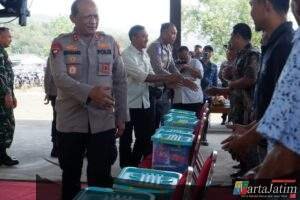 Kapolda Jatim Serahkan Bantuan Sembako untuk Nelayan Pacitan di Hari Lalu Lintas Bhayangkara ke-70
