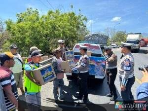 Hari Lalu Lintas Bhayangkara ke-70 Polres Situbondo Berbagi Sembako dan Rompi untuk Supeltas