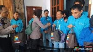Polri Untuk Masyarakat : Polres Bondowoso Berbagi Sembako Untuk Ojol Sambut Hari Lalu Lintas Bhayangkara ke – 70