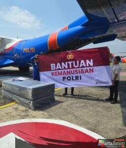 Polri Berangkatkan Bantuan Kemanusiaan ke NTT untuk Bantu Korban Banjir dan Longsor