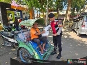 Polisi Patroli Sambil Berbagi Nasi Kotak Program Pasabber Polres Situbondo Disambut Antusias Warga