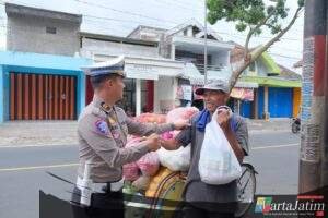 Polres Malang Berbagi Ratusan Paket Sembako Sambut Hari Lalu Lintas Bhayangkara ke-70