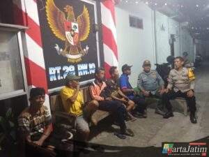 Ketika Polisi dan Warga Duduk Bersama di Pos Kamling RT 28 RW 10 Lingkungan Tirtoudan Kota Kediri