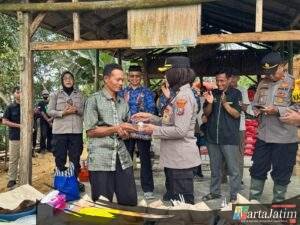 Bedah Rumah Warga di Tulakan, Polres Pacitan Peringati Hari Jadi Polwan ke -77