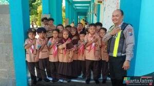 Dalam Rangka HUT Lalu Lintas, Polsek Krian Gelar Program “Polantas Menyapa” di SD Alkautsar
