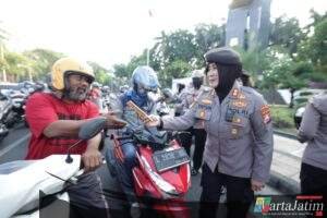 Gatur Lalin Sambil Berbagi Helm dan Cokelat Polwan Polda Jatim Peringati Hari Jadi Polisi Wanita ke 77