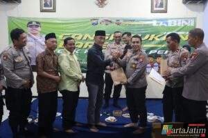 Cangkrukan Kamtibmas Polres Pelabuhan Tanjungperak Beri 200 Kunci Ganda Motor ke Warga
