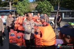 Kapolda Jatim Kunjungi Kelompok Nelayan dan Sadar Wisata di Pantai Pasir Putih Situbondo, Beri Bantuan Alat Keselamatan dan Sembako