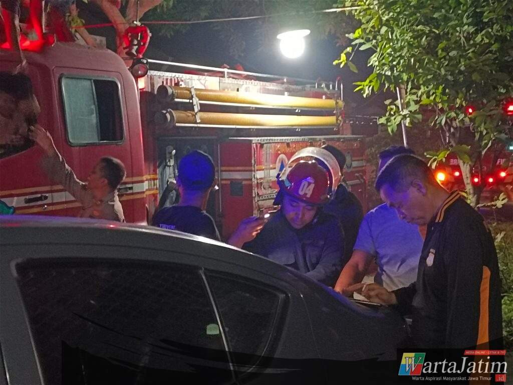 Polsek Krian Bersama Damkar Tangani Kebakaran Lahan Tebu di Belakang Perumahan GKR Cluster Lotus