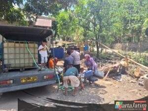 Polisi Tangani Kekeringan di Winongan Pasuruan Sulap Mobil Patroli Jadi Armada Air Bersih