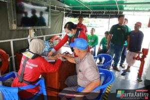 Cepat Dekat dan Bersahabat Ditpolairud Polda Jatim Gelar Perpustakaan dan Klinik Terapung