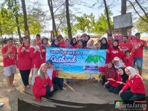 Keluarga Besar SDN Sukorejo 1 Gelar Outbound Di Pantai Gemah Guna Tingkatkan Teamwork