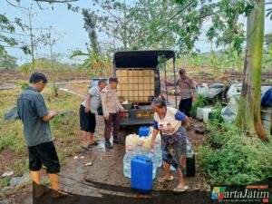 Kapolsek Winongan Distribusikan Air Bersih ke Warga Pelosok  Dusun Guwo